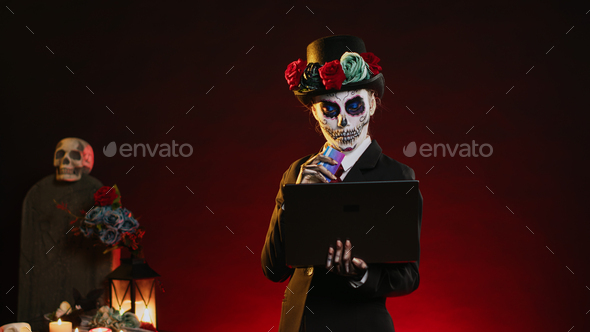 La cavalera catrina doing online shopping on laptop