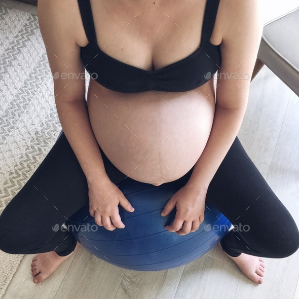 Young pregnant mom begins her labor at home
