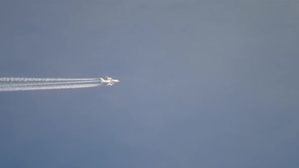 Airliner Flying High alt