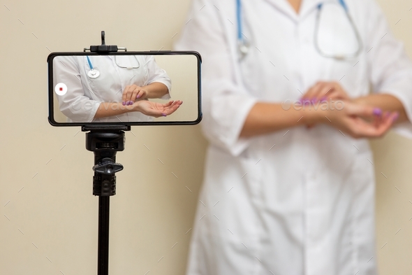 A woman doctor records a video on a smartphone, how to measure t