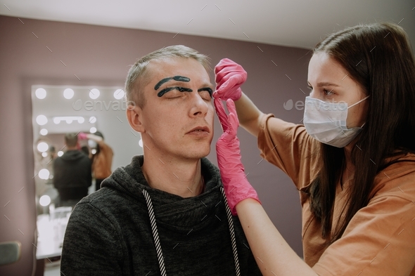 the master makes a man eyebrow correction with wax