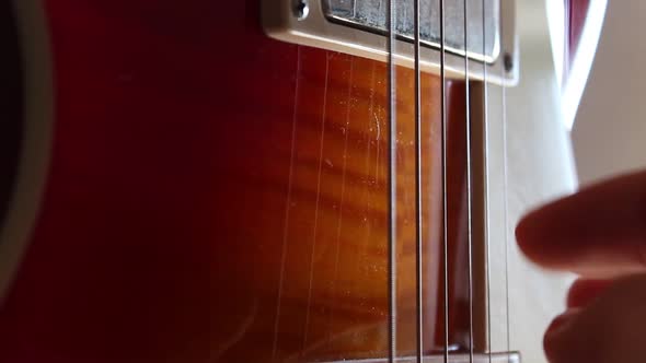 Fingerpicking nothing else matters on a cherry sunburst Les Paul guitar. Static close up shot alt