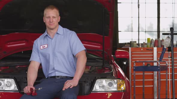Portrait of auto mechanic alt