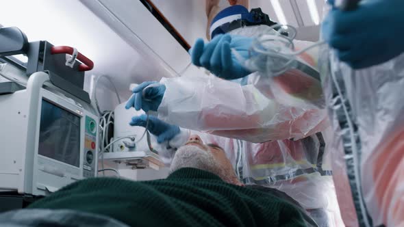 Paramedics Taking Care of Patient with Coronavirus alt