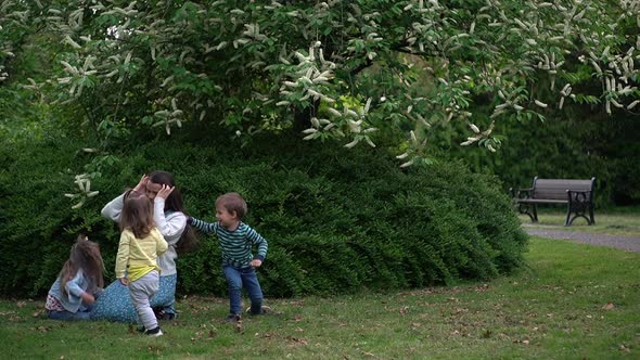 Happy Family Mom Three Little Siblings Kids Have Fun Blowing Bubbles Enjoying Summer Holidays in alt