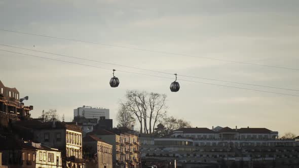 Two cable cars moving away from each other in slow motion in Porto alt