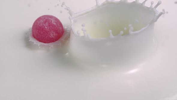 Gummy in milk, Slow Motion alt