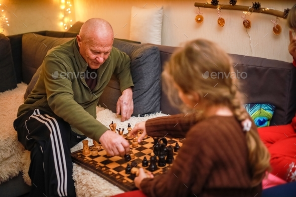 Schachspiel , family life, grandparents visit