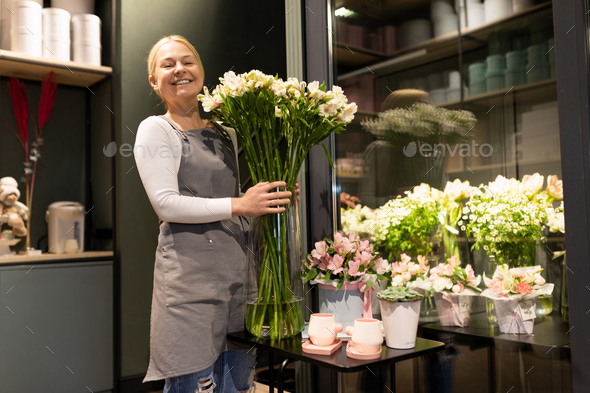 delivery of fresh flowers live to the client in the shortest possible time from the refrigerator