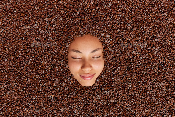 using coffee grounds on face