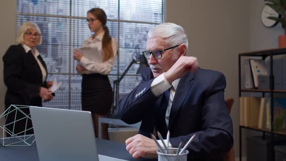 Senior Old Business Man Shout with Aggressive Emotion After Unsuccessful Online Deal with Client alt