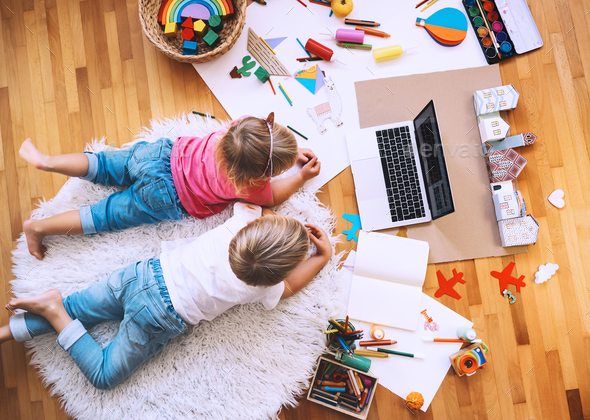 Preschool kids drawing and making crafts with online art classes