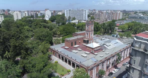 Aerial Drone Scene of National Museum. Traveling in. Trees, Buildings and Park. City Landscape. Buen alt