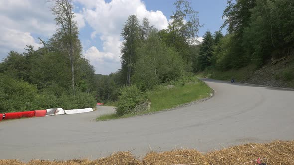 Racer bending in curves alt