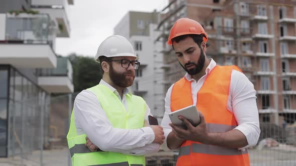 The Builder and Architect Man Are Discussing the Construction Plan of the Modern Business Center alt