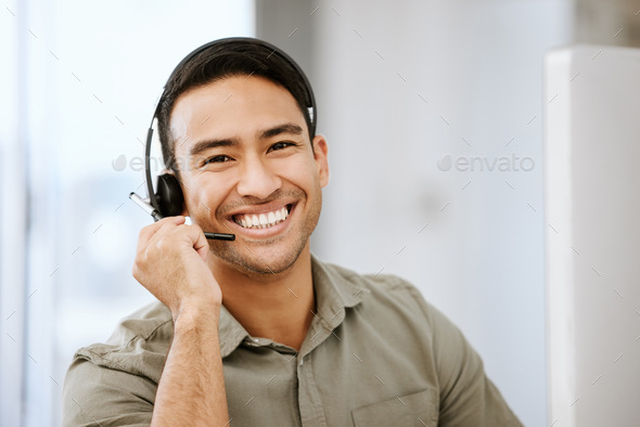 Smiling, friendly call center agent with headset for online consulting in an IT tech agency. Face o