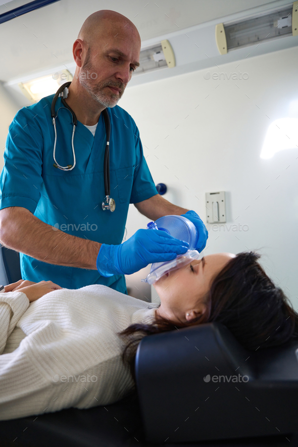 Doctor conducts a piece start breathing through an oxygen mask Stock ...