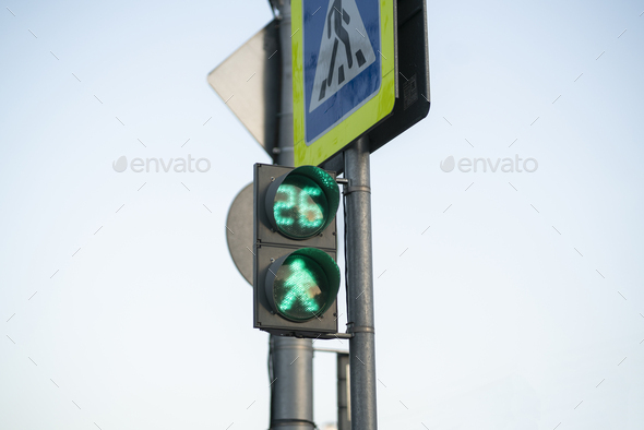 a perdestrian walk light with a timer, street control signal