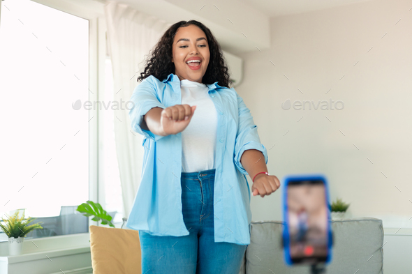 African-American plus size model dances , Stock Video