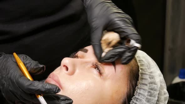 The Eyebrow Shape Correction Master Applies a Special Dark Pigment Under the Skin to Emphasize the