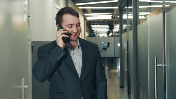 Portrait of a Young Smiling Businessman Talking on a Cell Phone alt