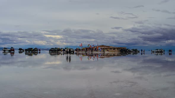 Island In The Middle Of Salar De Uyuni alt