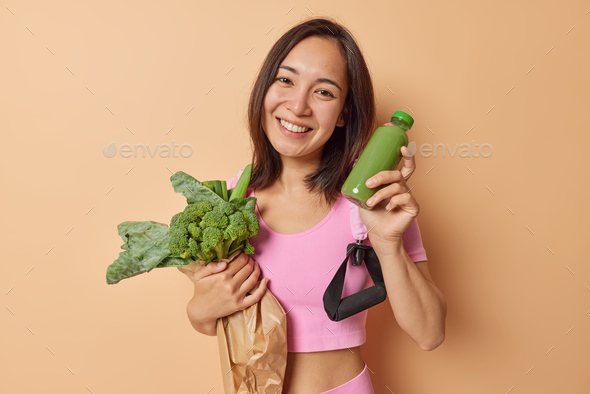 Healthy Lifestyle And Eating Concept Positive Asian Woman Holds Green