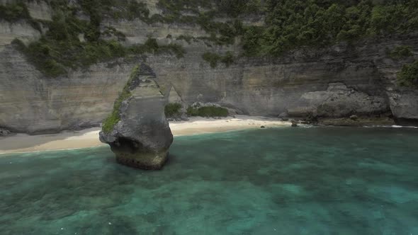 Aerial view of rock in the ocean on virgin Suwehan beach. Nusa Penida island, Indonesia. alt