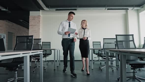 Business Meeting in Empty Office alt
