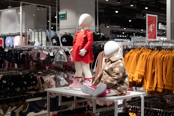 How to dress mannequins in a shopping store: merchandising lessons