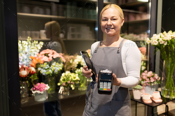 the seller of the flower shop offers to pay for the bouquet with a credit card through a contactless