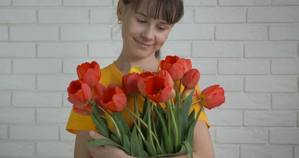Make photos with tulips. alt