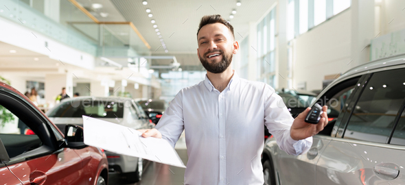 an employee of an insurance company draws up an insurance policy when buying a new car in a car