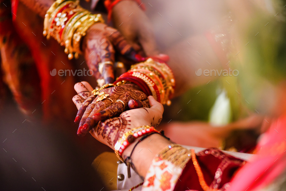 Mehndi henna fresh applied white skin Hindu wedding hands | Wedding hands,  Henna hand tattoo, Hair accessories