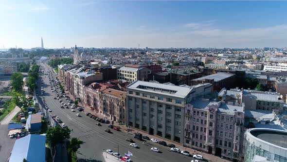 Panorama of St. Petersburg on a summer day. Wide highway with busy traffic. alt