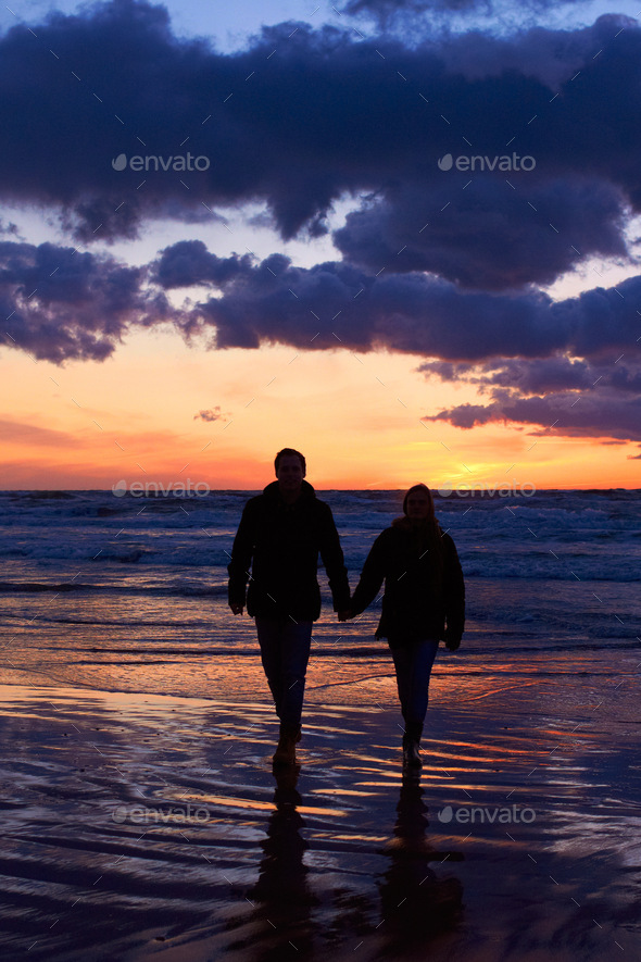 couple walking silhouette