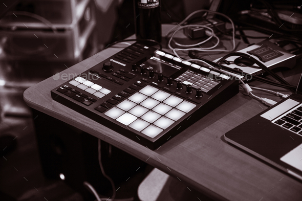 te fyrværkeri Formålet Grayscale shot of a drum pad machine for beats and sound design on a wooden  table Stock Photo by wirestock