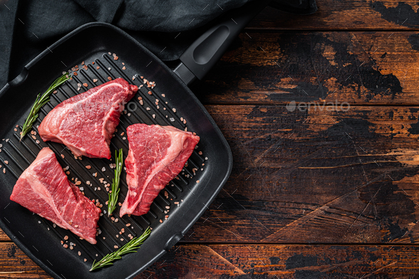 Pudsigt hensynsløs Højde Raw sirloin beef steak, Rump steak cut on a grill skillet. Wooden  background. Top view. Copy space Stock Photo by composter-box