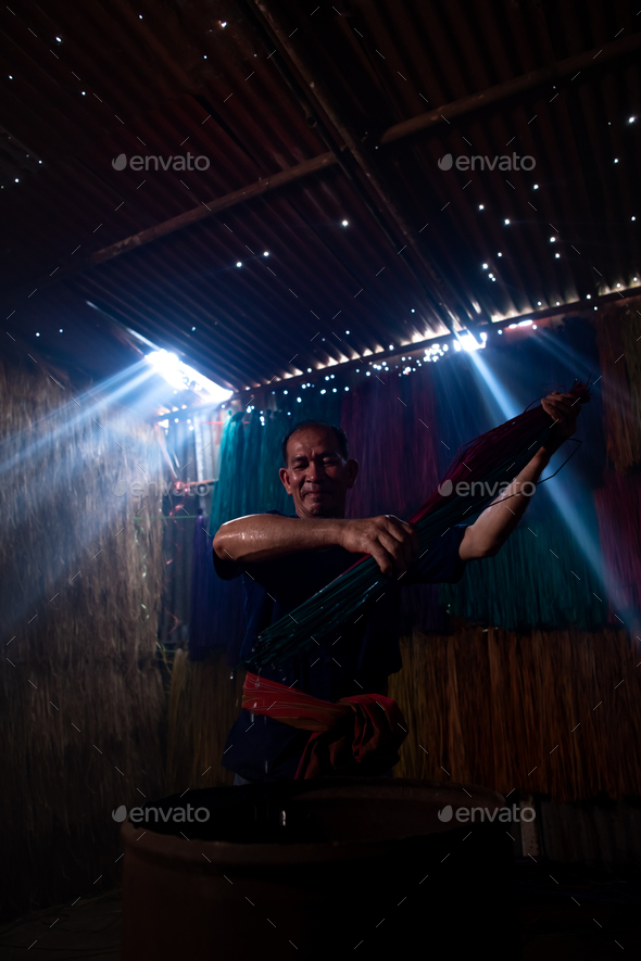 Boiling the flax tree is the first step of dyeing into different colors