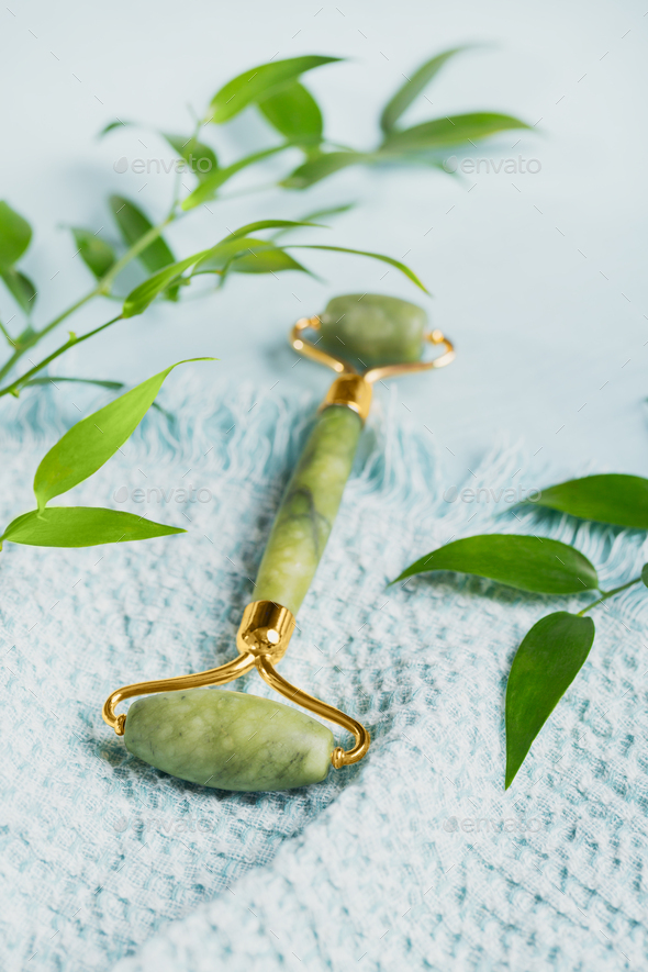 Massage roller for the face with two heads of jade stone