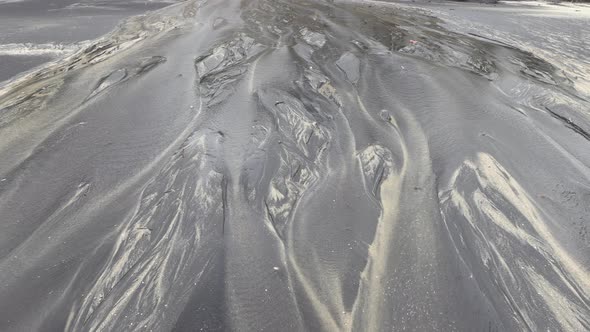 Earth that sinks on sand during the rainy season and mixes with water