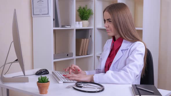 Portrait Cheerful Physician alt