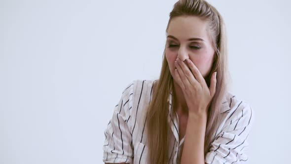 Blonde Business Woman Working at Modern Office alt