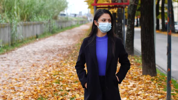 Young woman wears surgical mask in the time of the Covid-19 pandemic.