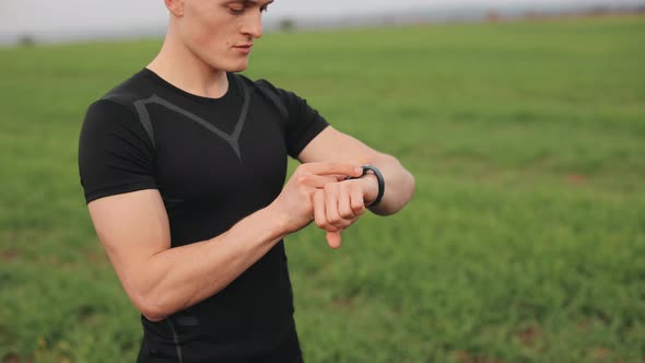 The Athlete is Including Training on His Sports Watch alt