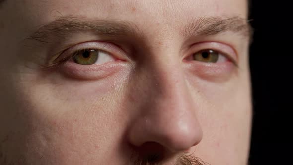 Eyes of a focused man alt