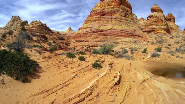 Panning view of colorful rock formations in Coyote Buttes alt