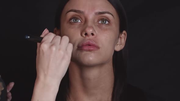 Covering Face with Foundation alt