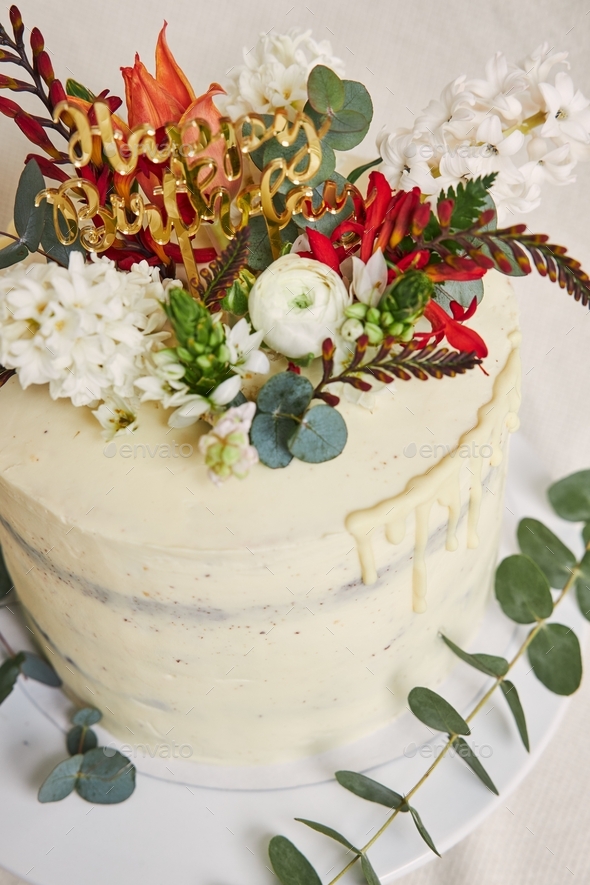 White cream wedding cake with flower decoration on it Stock Photo - Alamy