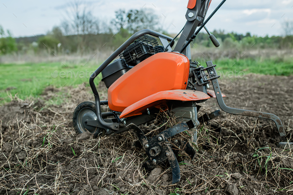 Motoblock in the field of the household. Work with a motor cultivator, plowing the soil for sowing